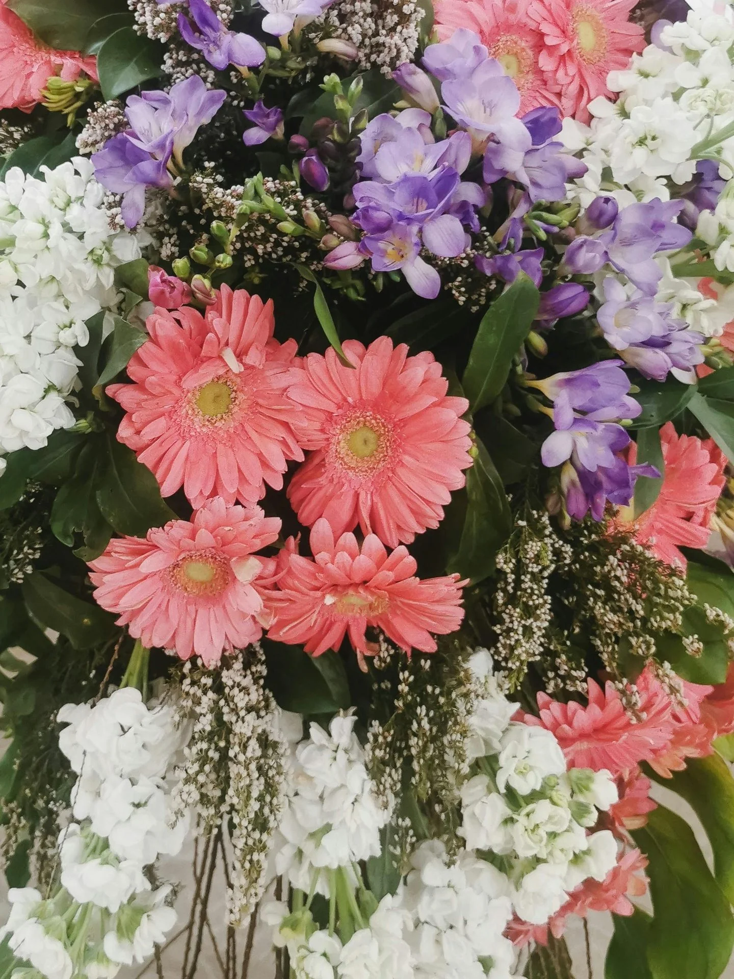Bougie et fleurs de lavande lors d'une cérémonie funèbre provençale