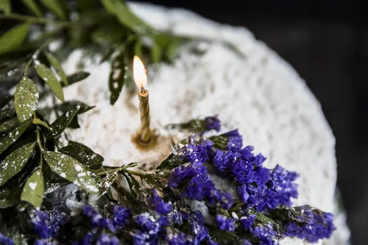 Bougie et fleurs de lavande lors d'une cérémonie funèbre provençale