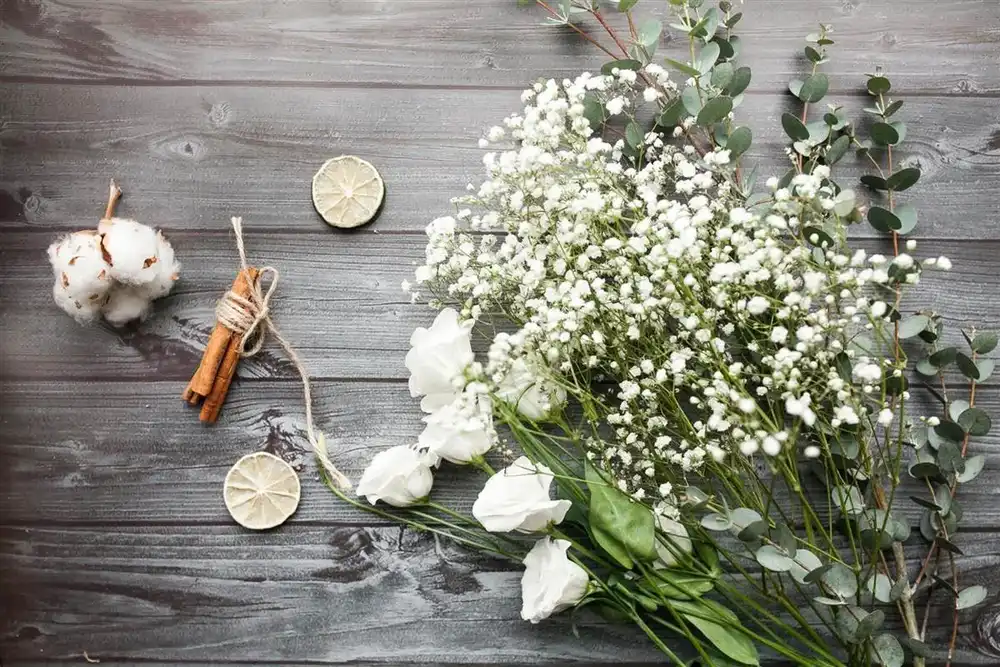 Fleurs blanches pour la cérémonie funèbre à Marseille